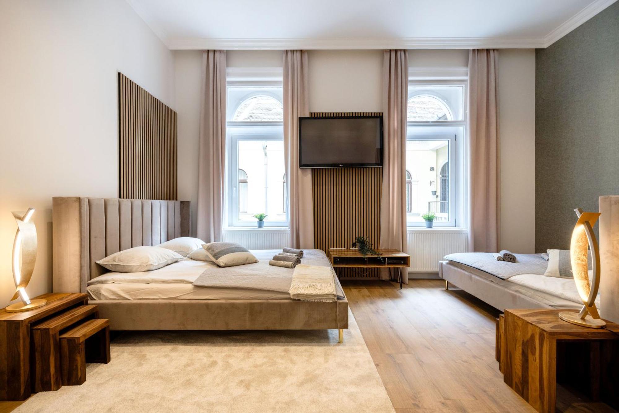 Апартаменти Sleek Downtown Living