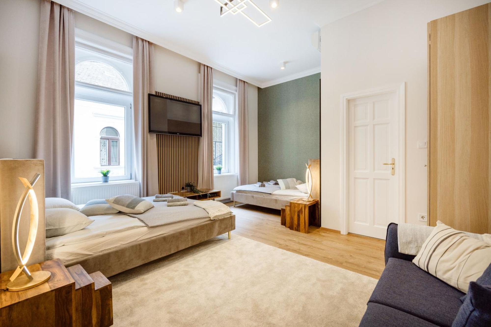 Апартаменти Sleek Downtown Living *