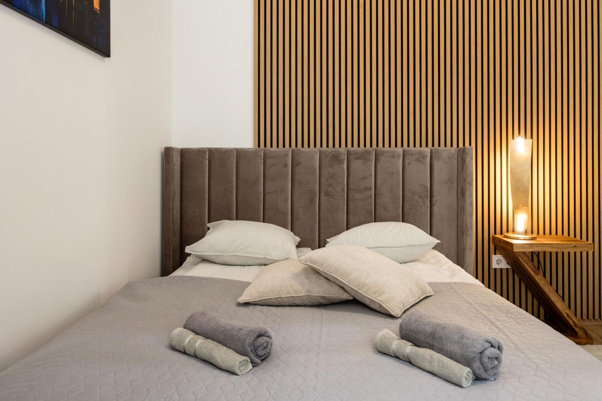 Апартаменти Sleek Downtown Living *
